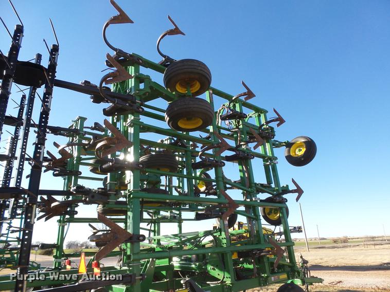 image for item DB4674 2015 John Deere 2410 chisel plow