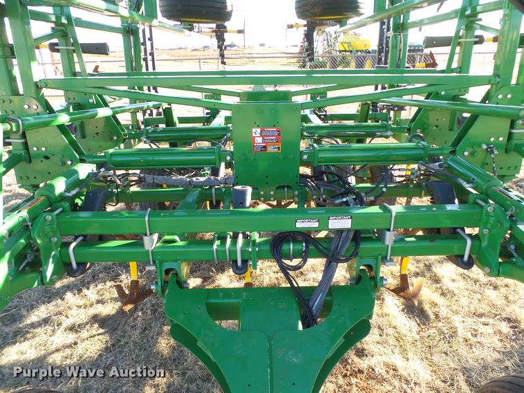 image for item DB4674 2015 John Deere 2410 chisel plow