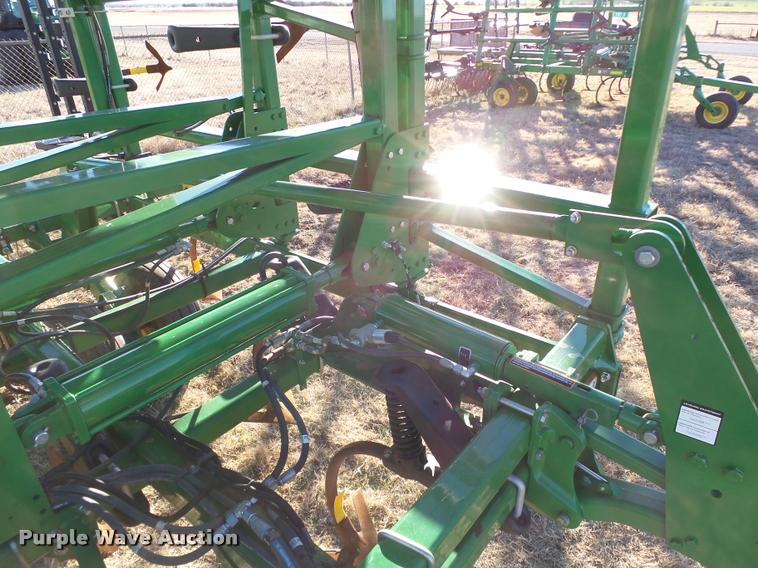 image for item DB4674 2015 John Deere 2410 chisel plow