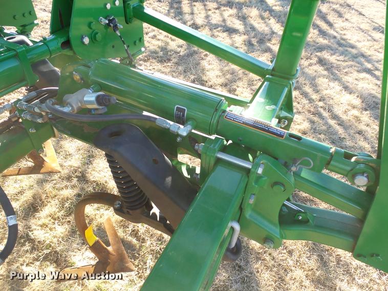 image for item DB4674 2015 John Deere 2410 chisel plow