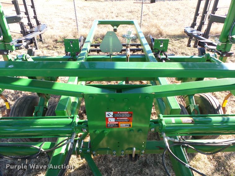 image for item DB4674 2015 John Deere 2410 chisel plow