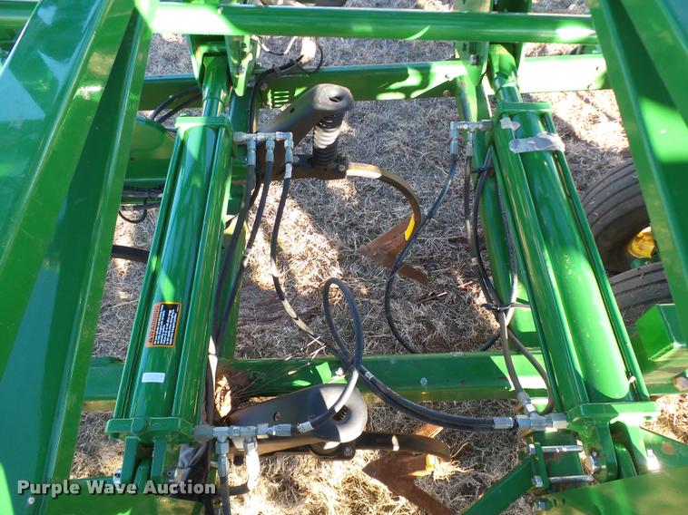 image for item DB4674 2015 John Deere 2410 chisel plow