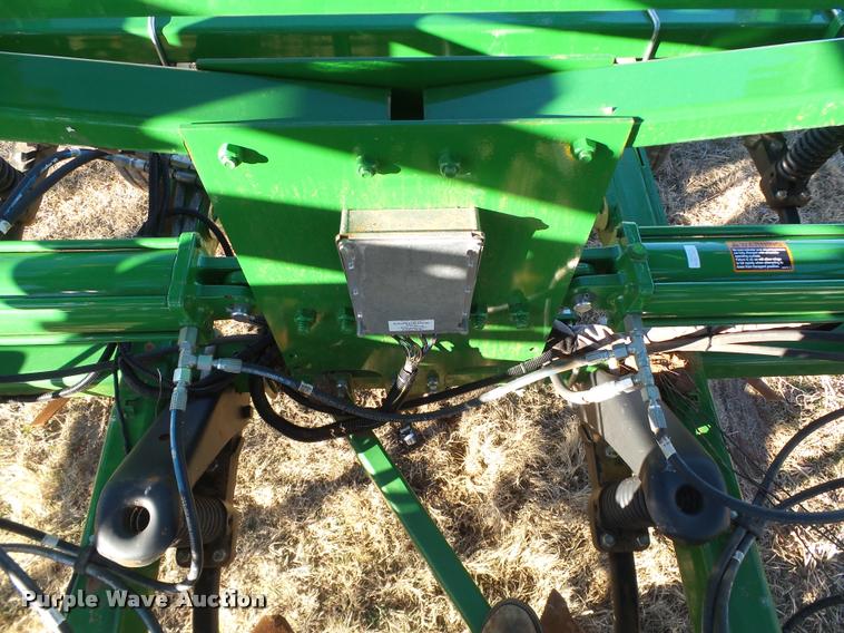 image for item DB4674 2015 John Deere 2410 chisel plow