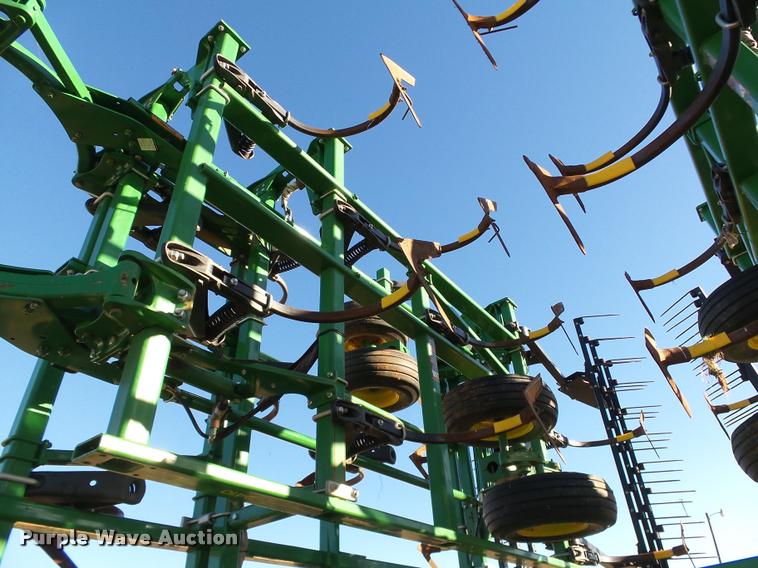 image for item DB4674 2015 John Deere 2410 chisel plow