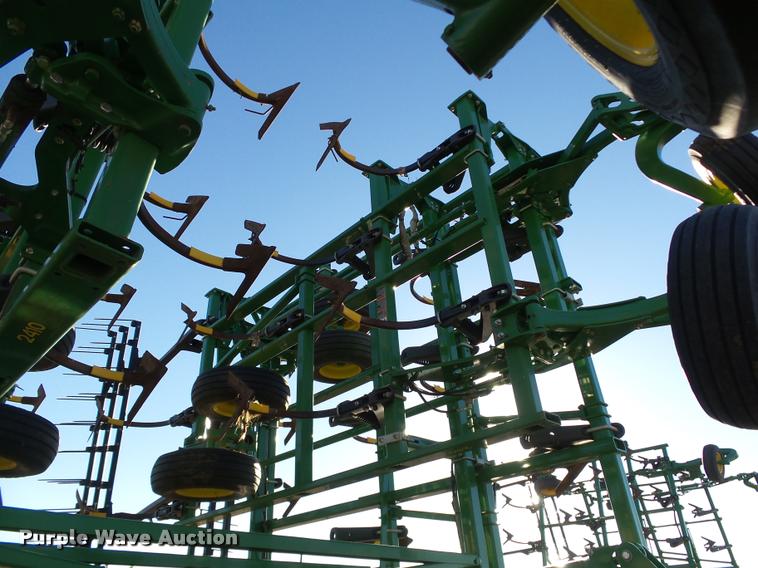 image for item DB4674 2015 John Deere 2410 chisel plow