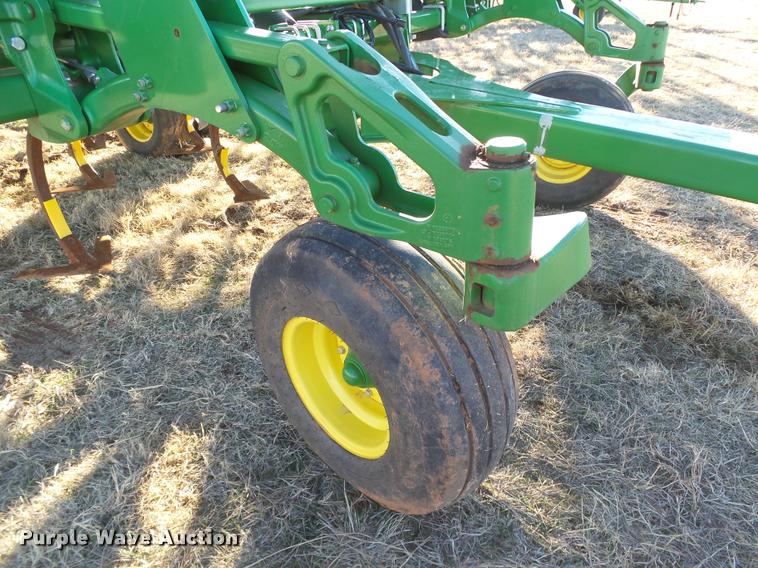 image for item DB4674 2015 John Deere 2410 chisel plow