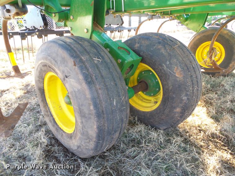 image for item DB4674 2015 John Deere 2410 chisel plow