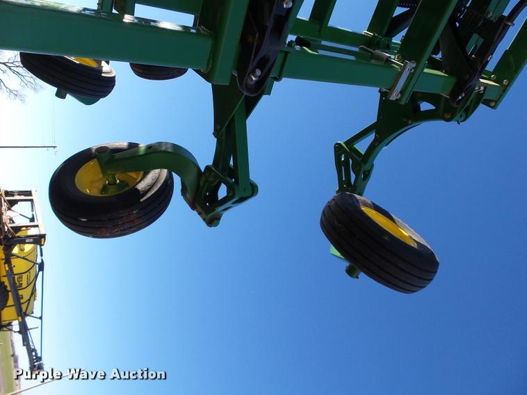 image for item DB4674 2015 John Deere 2410 chisel plow