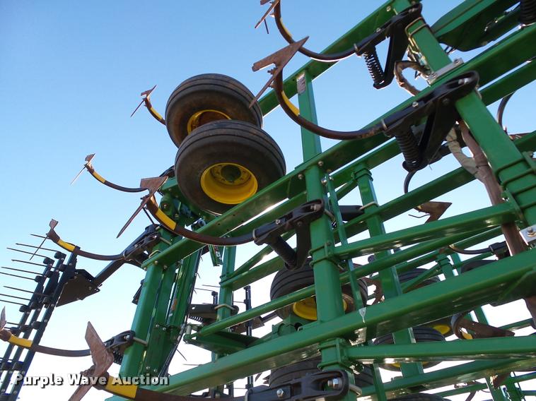 image for item DB4674 2015 John Deere 2410 chisel plow