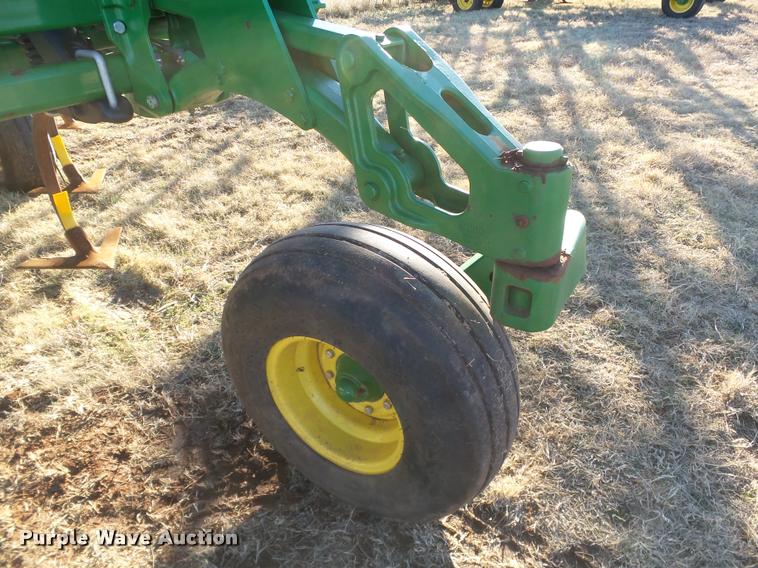 image for item DB4674 2015 John Deere 2410 chisel plow