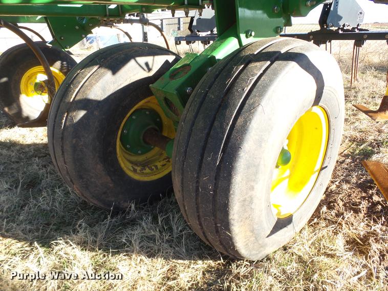 image for item DB4674 2015 John Deere 2410 chisel plow