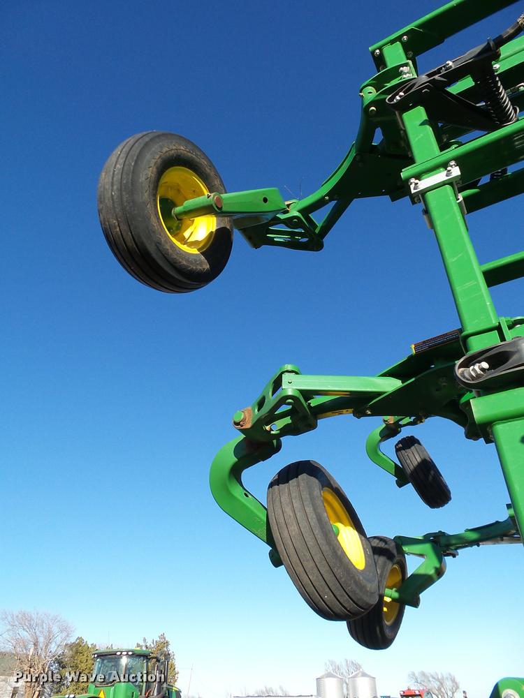 image for item DB4674 2015 John Deere 2410 chisel plow