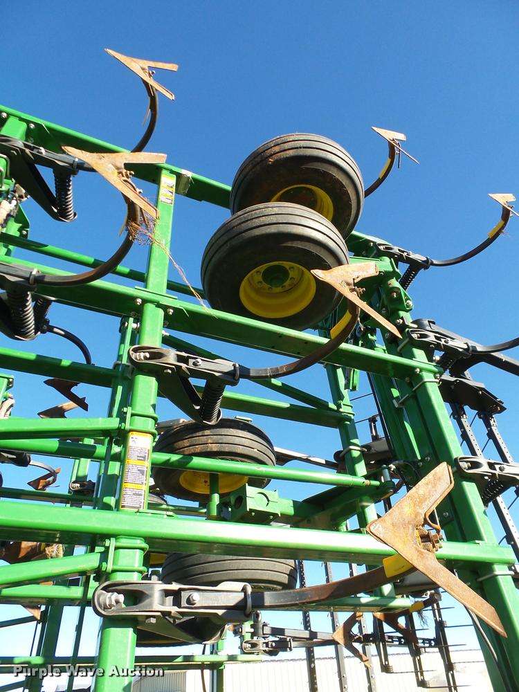 image for item DB4674 2015 John Deere 2410 chisel plow