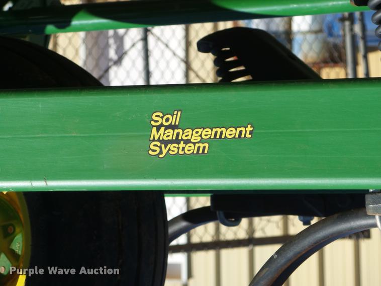 image for item DB4674 2015 John Deere 2410 chisel plow