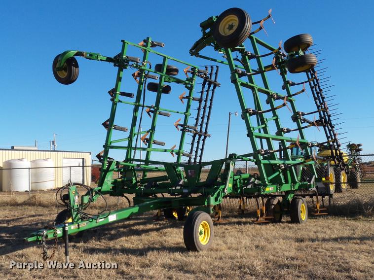 image for item DB4675 2012 John Deere 2410 chisel plow