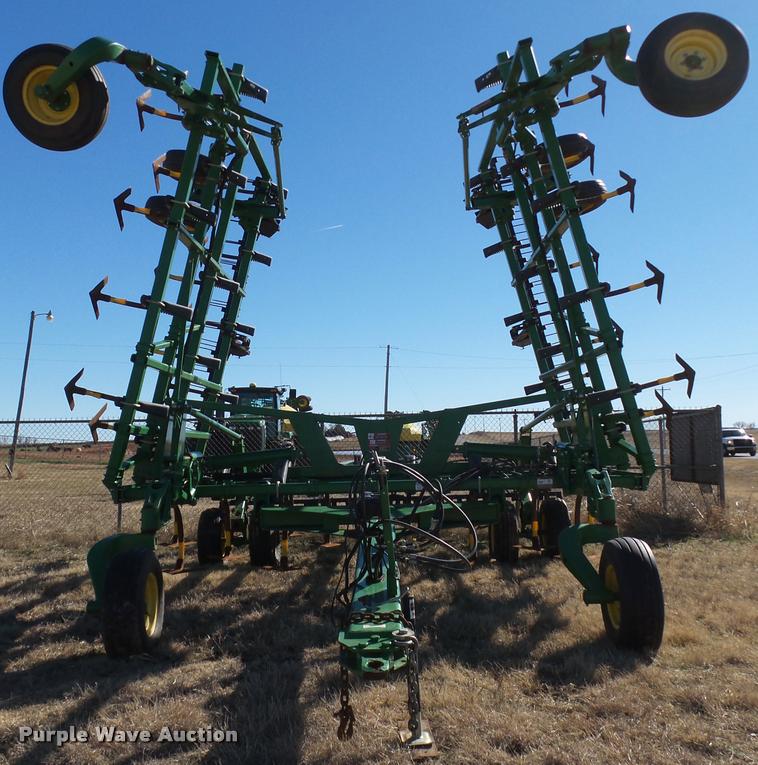 image for item DB4675 2012 John Deere 2410 chisel plow