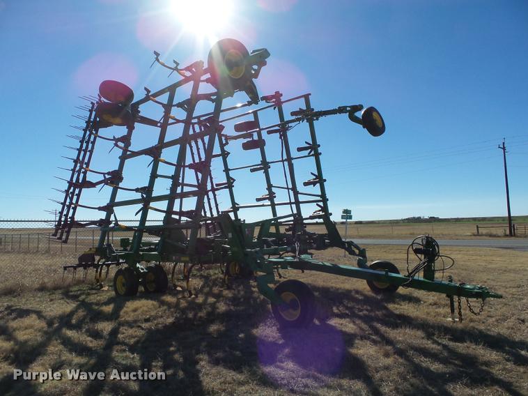 image for item DB4675 2012 John Deere 2410 chisel plow