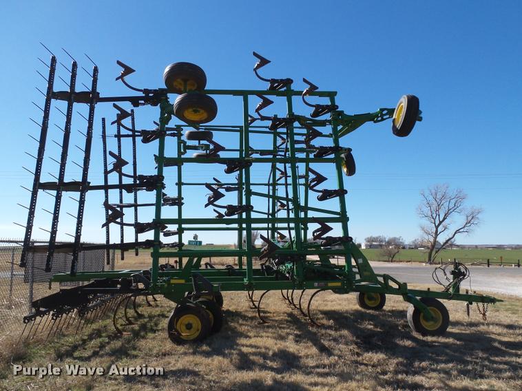 image for item DB4675 2012 John Deere 2410 chisel plow