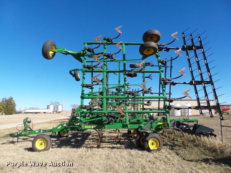 image for item DB4675 2012 John Deere 2410 chisel plow