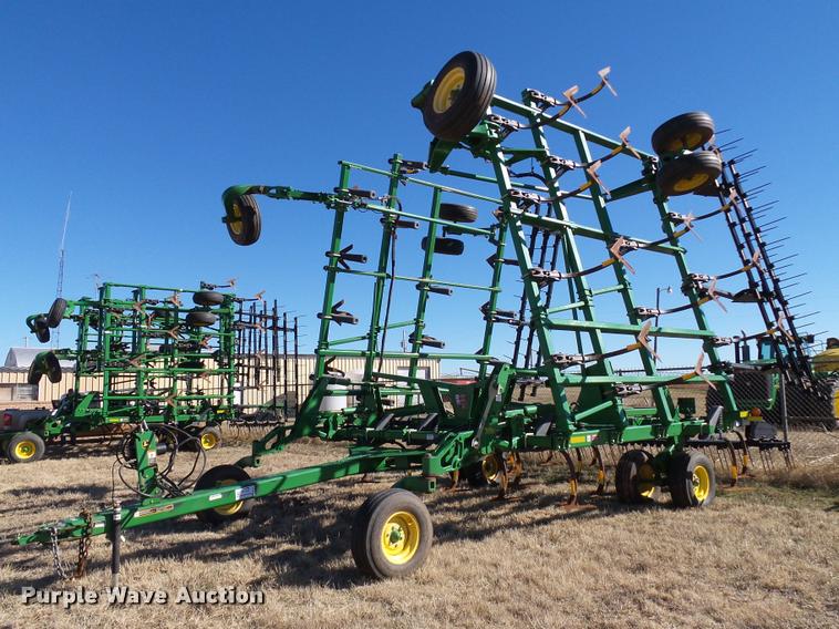 image for item DB4675 2012 John Deere 2410 chisel plow