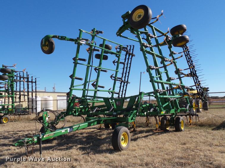 image for item DB4675 2012 John Deere 2410 chisel plow