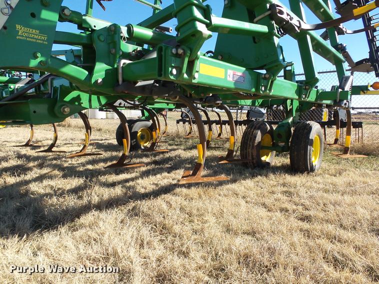 image for item DB4675 2012 John Deere 2410 chisel plow