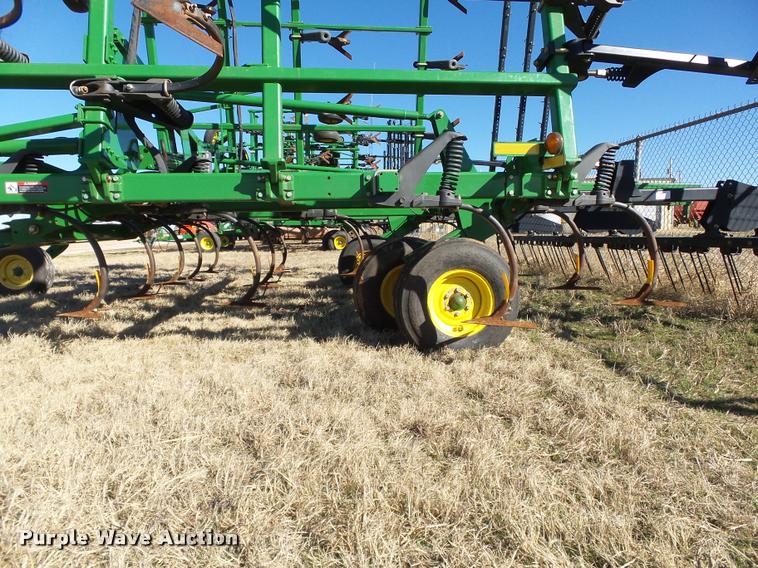 image for item DB4675 2012 John Deere 2410 chisel plow