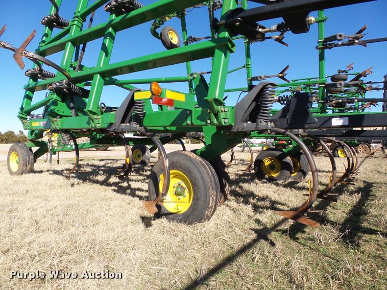 image for item DB4675 2012 John Deere 2410 chisel plow