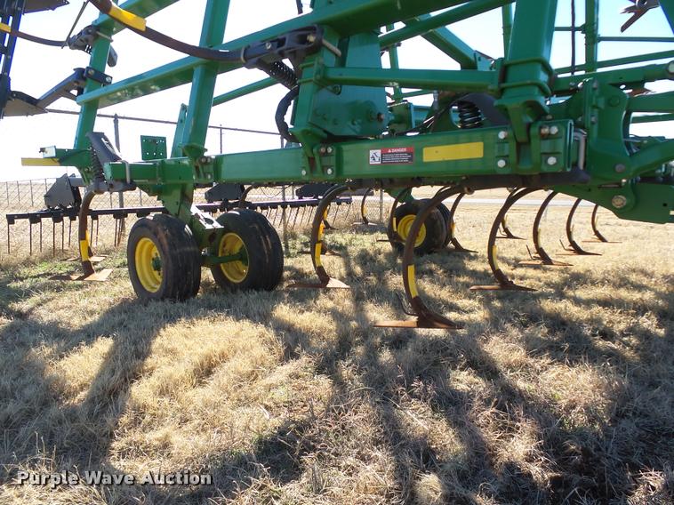 image for item DB4675 2012 John Deere 2410 chisel plow