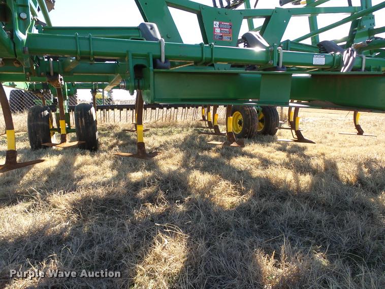 image for item DB4675 2012 John Deere 2410 chisel plow