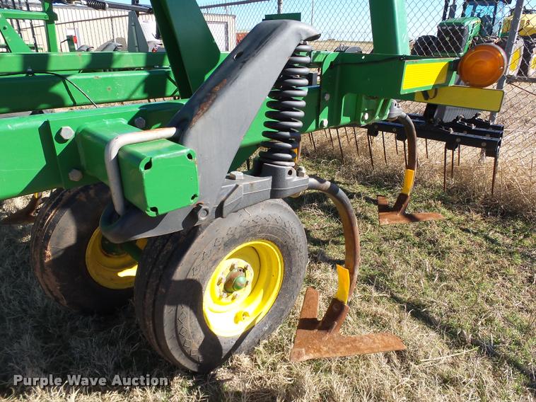 image for item DB4675 2012 John Deere 2410 chisel plow