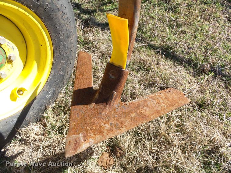 image for item DB4675 2012 John Deere 2410 chisel plow