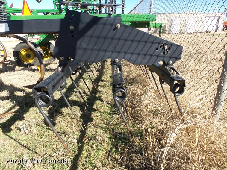 image for item DB4675 2012 John Deere 2410 chisel plow