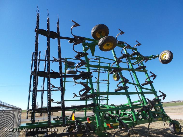 image for item DB4675 2012 John Deere 2410 chisel plow