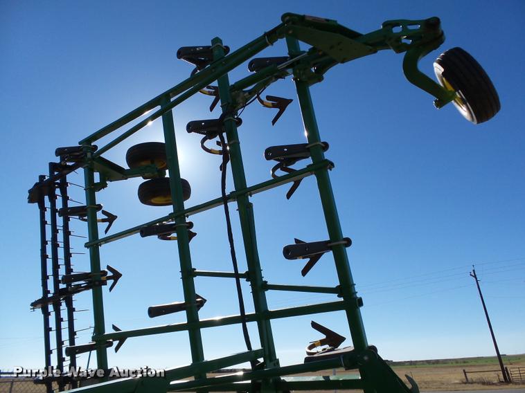 image for item DB4675 2012 John Deere 2410 chisel plow