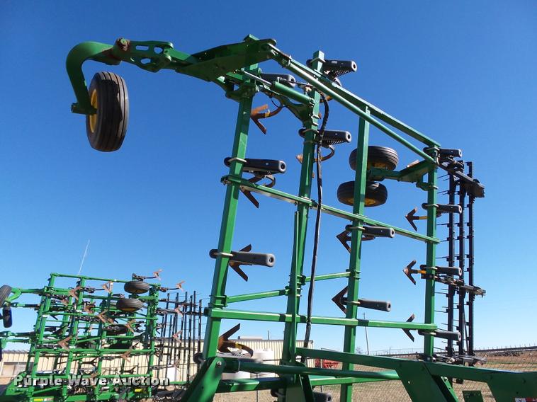 image for item DB4675 2012 John Deere 2410 chisel plow