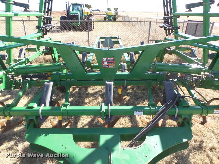 image for item DB4675 2012 John Deere 2410 chisel plow