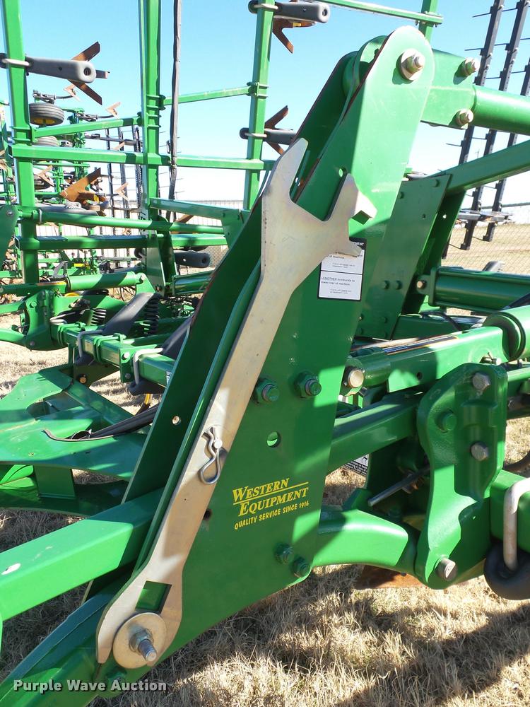 image for item DB4675 2012 John Deere 2410 chisel plow