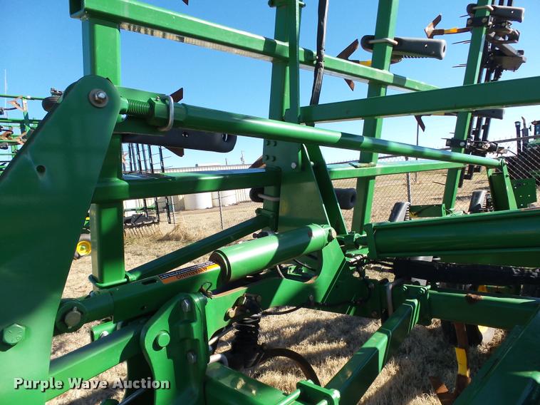 image for item DB4675 2012 John Deere 2410 chisel plow