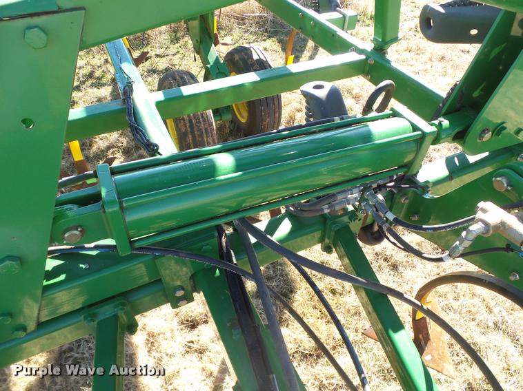 image for item DB4675 2012 John Deere 2410 chisel plow