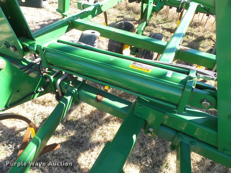 image for item DB4675 2012 John Deere 2410 chisel plow