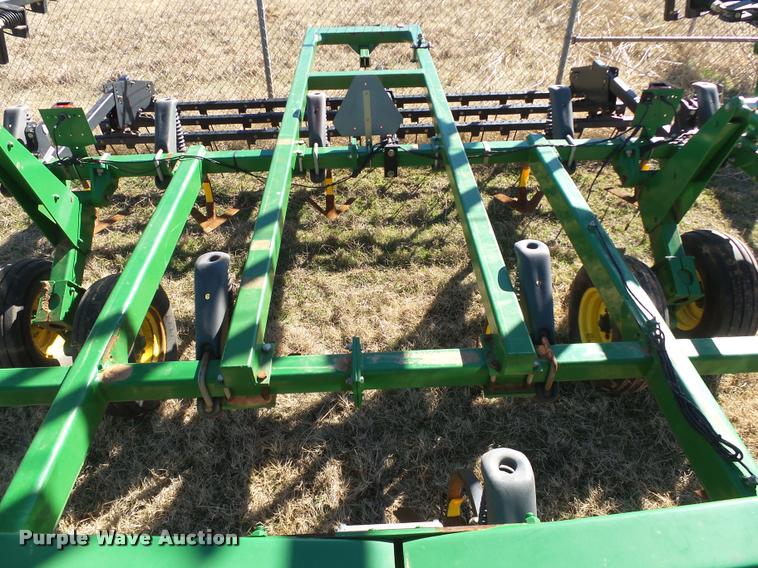 image for item DB4675 2012 John Deere 2410 chisel plow