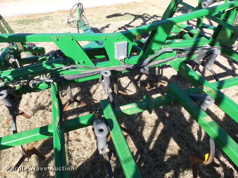 image for item DB4675 2012 John Deere 2410 chisel plow