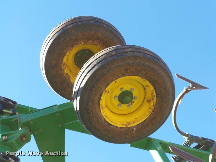 image for item DB4675 2012 John Deere 2410 chisel plow