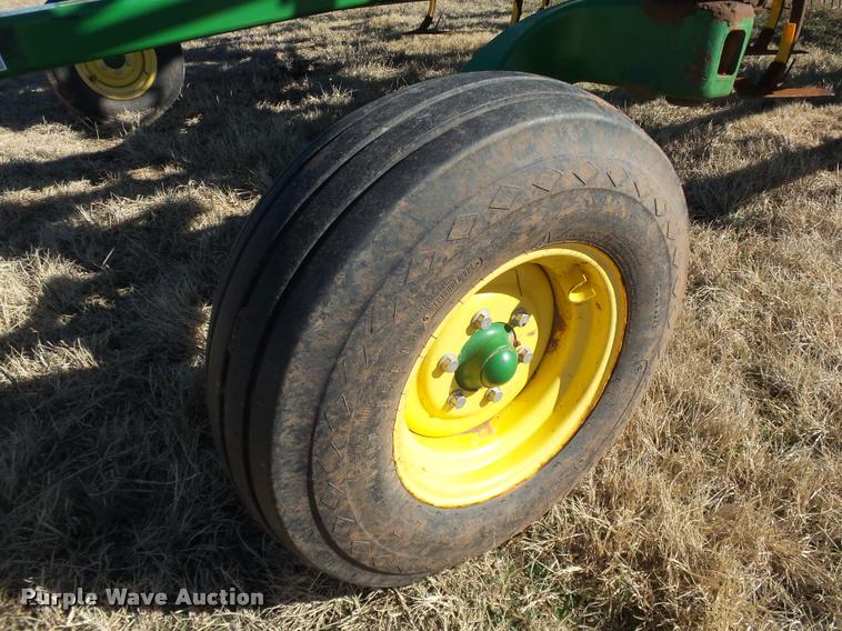 image for item DB4675 2012 John Deere 2410 chisel plow