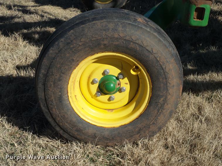 image for item DB4675 2012 John Deere 2410 chisel plow