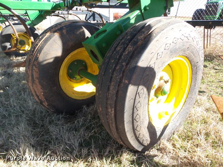 image for item DB4675 2012 John Deere 2410 chisel plow