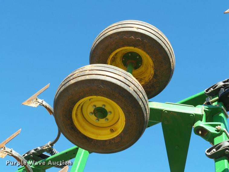 image for item DB4675 2012 John Deere 2410 chisel plow