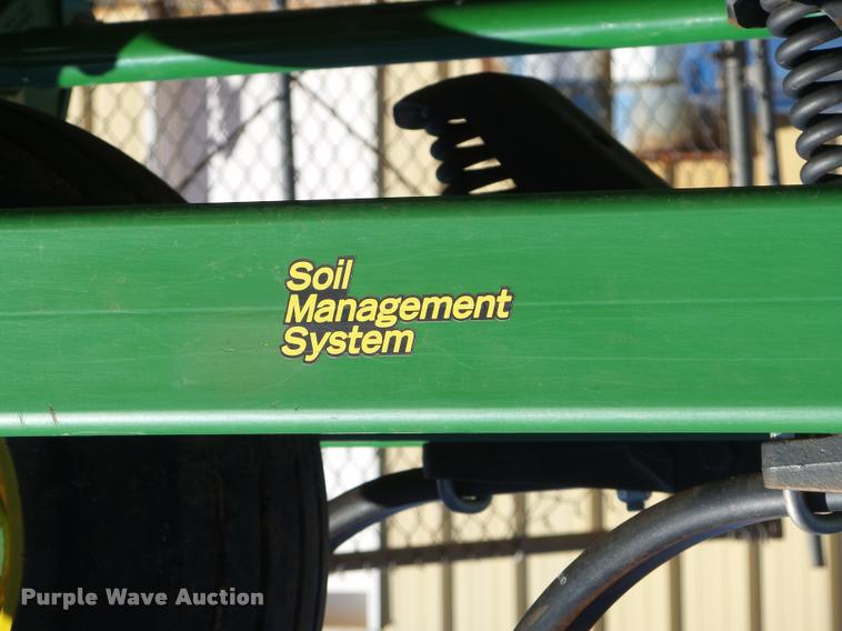 image for item DB4675 2012 John Deere 2410 chisel plow