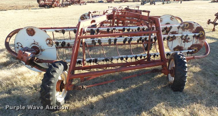 image for item DG9560 Hesston 3900 hay rake